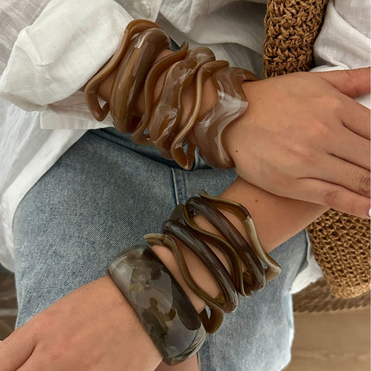 Pulsera ancha de acrílico con esmalte irregular geométrico degradado para mujer