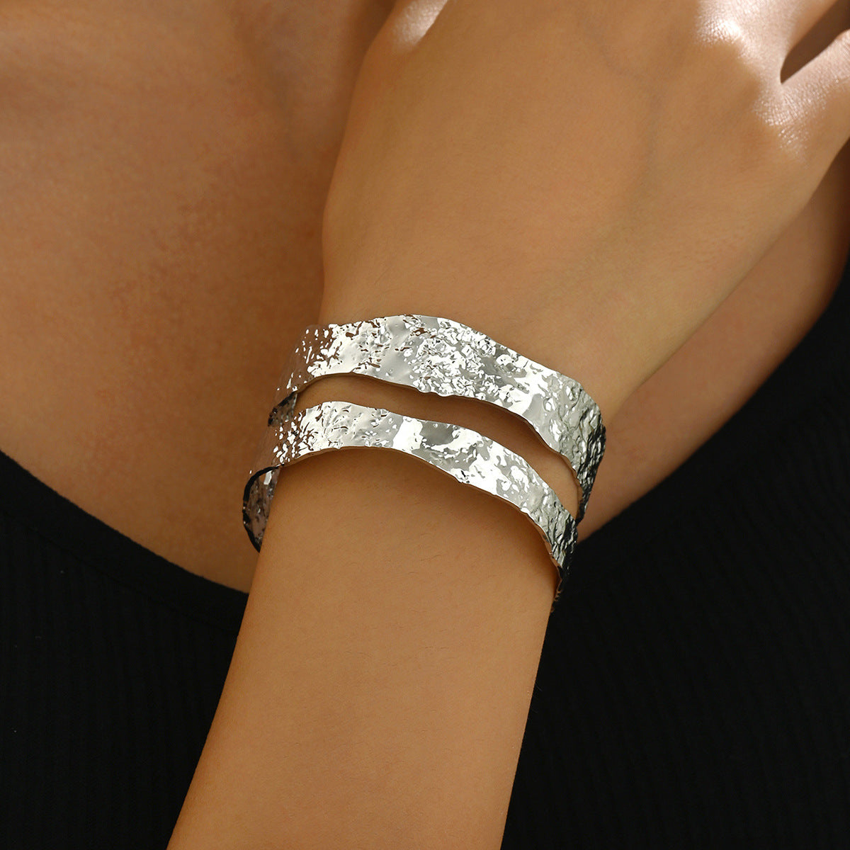Pulsera de diseño plegable minimalista de lujo en aleación de zinc con acabado chapado para mujer