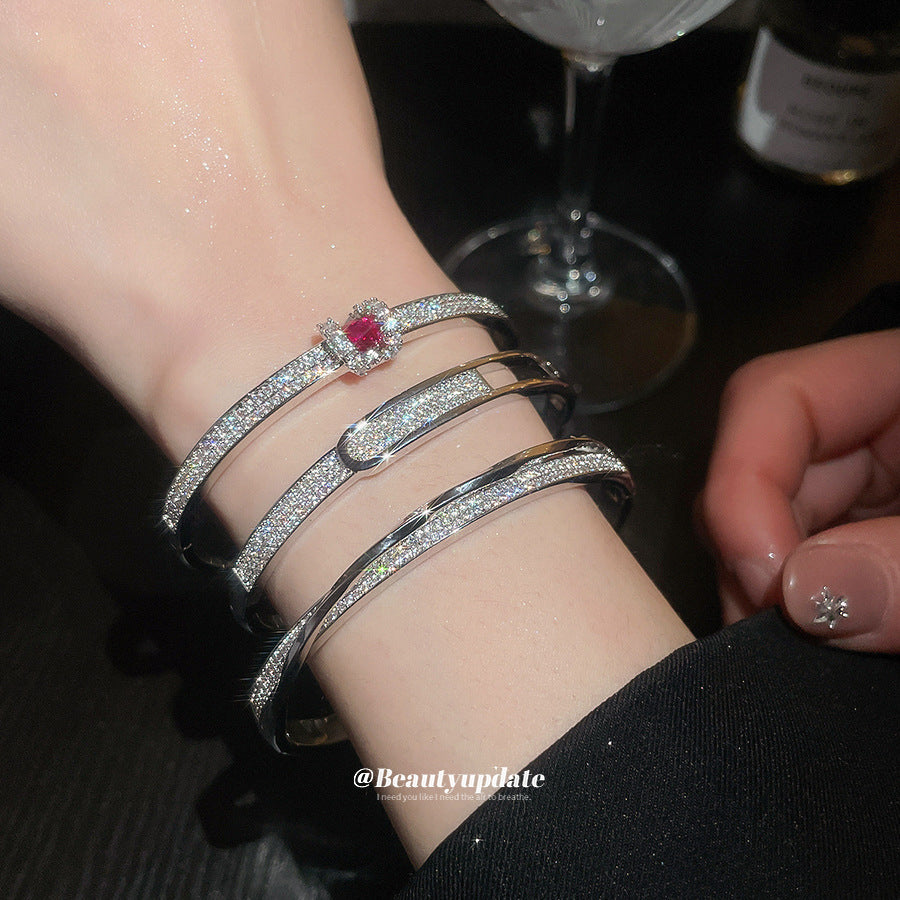Bracciale rigido aperto geometrico minimalista da donna con placcatura in oro e intarsio in zirconi, accessorio di moda leggero per tutti i giorni