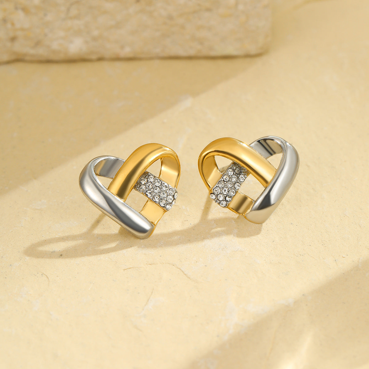 Pendientes de botón minimalistas de acero inoxidable con forma de corazón y incrustaciones de diamantes de imitación para mujer