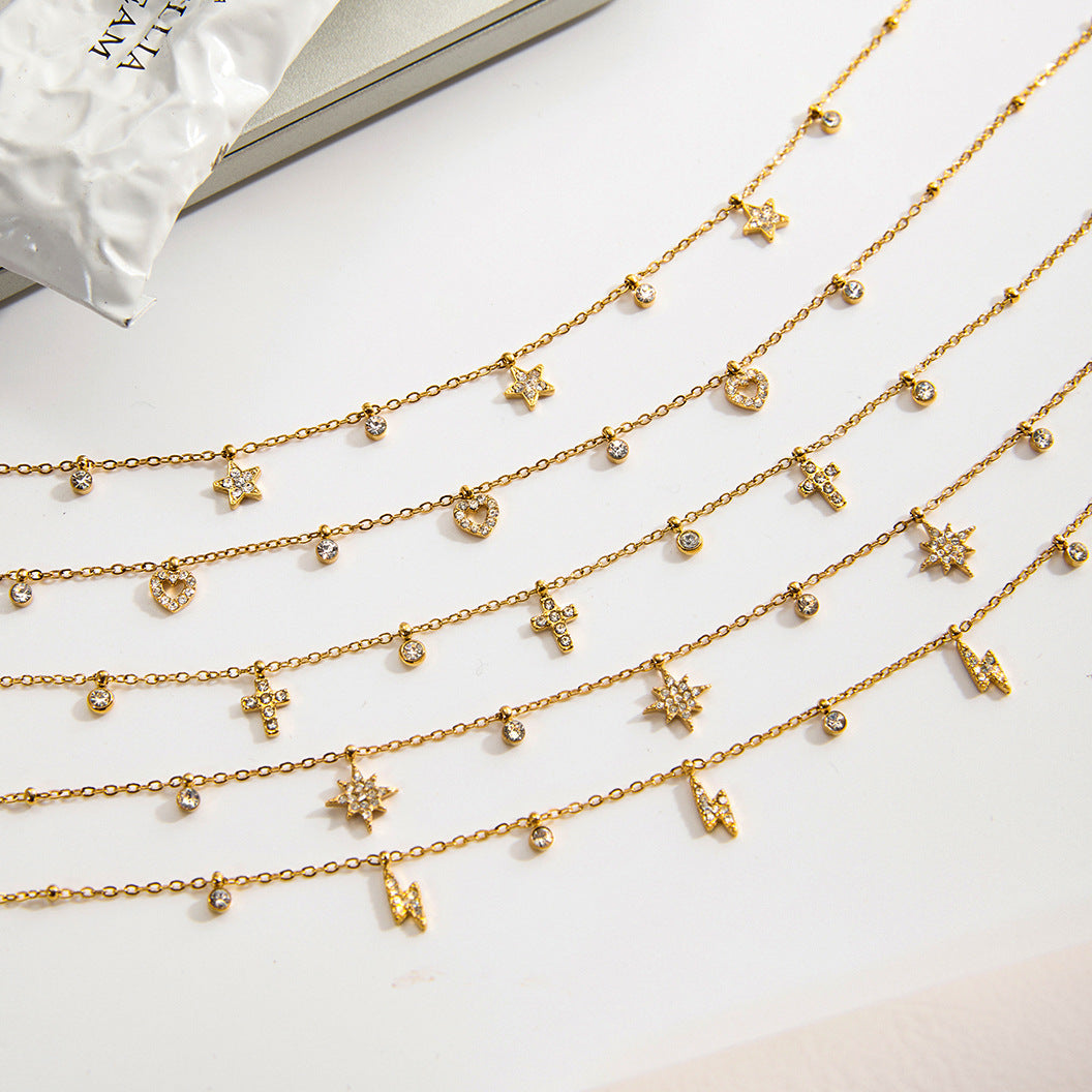 Collana con Ciondolo a Farfalla Geometrica da Donna in Acciaio al Titanio con Intarsio di Strass e Finitura Galvanizzata, Collana Ipohallergenica in Acciaio Inossidabile