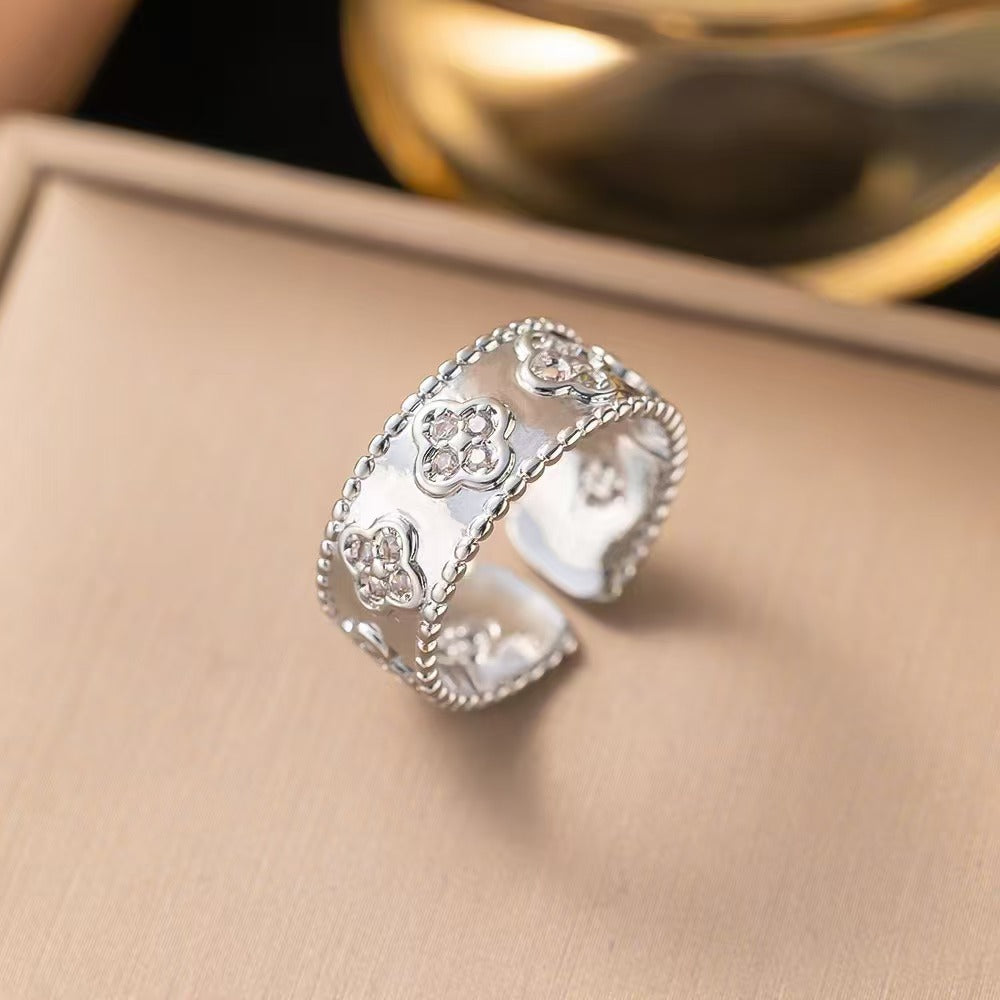 Collana di Lusso da Donna con Quadrifoglio Caleidoscopio e Strass Micro-Incastonati in Acciaio al Titanio con Catena a O