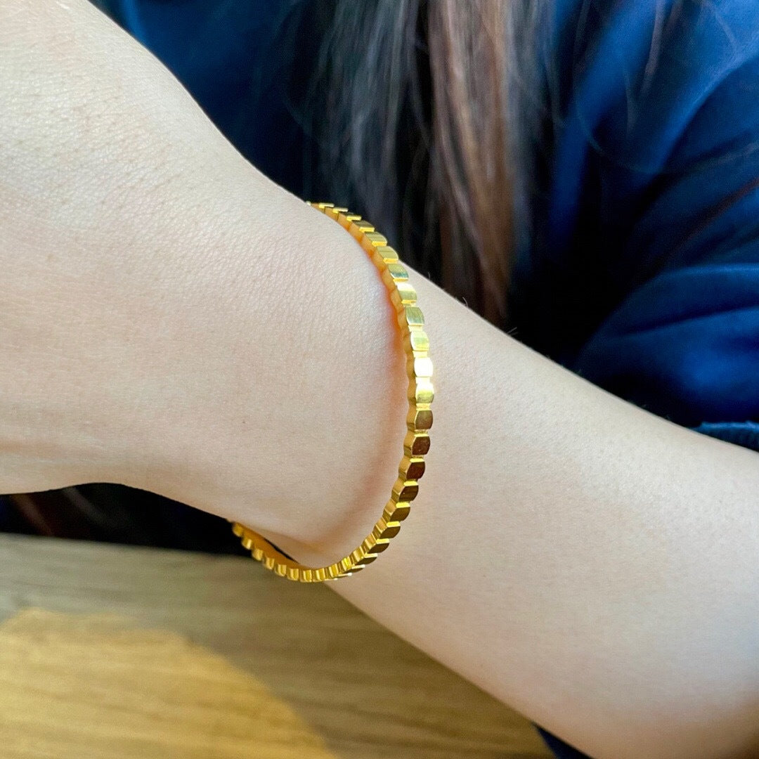 Minimalist Honeycomb Pattern Stainless Steel Bracelet for Women with Plated Finish, Lightweight Luxe Fashion Accessory