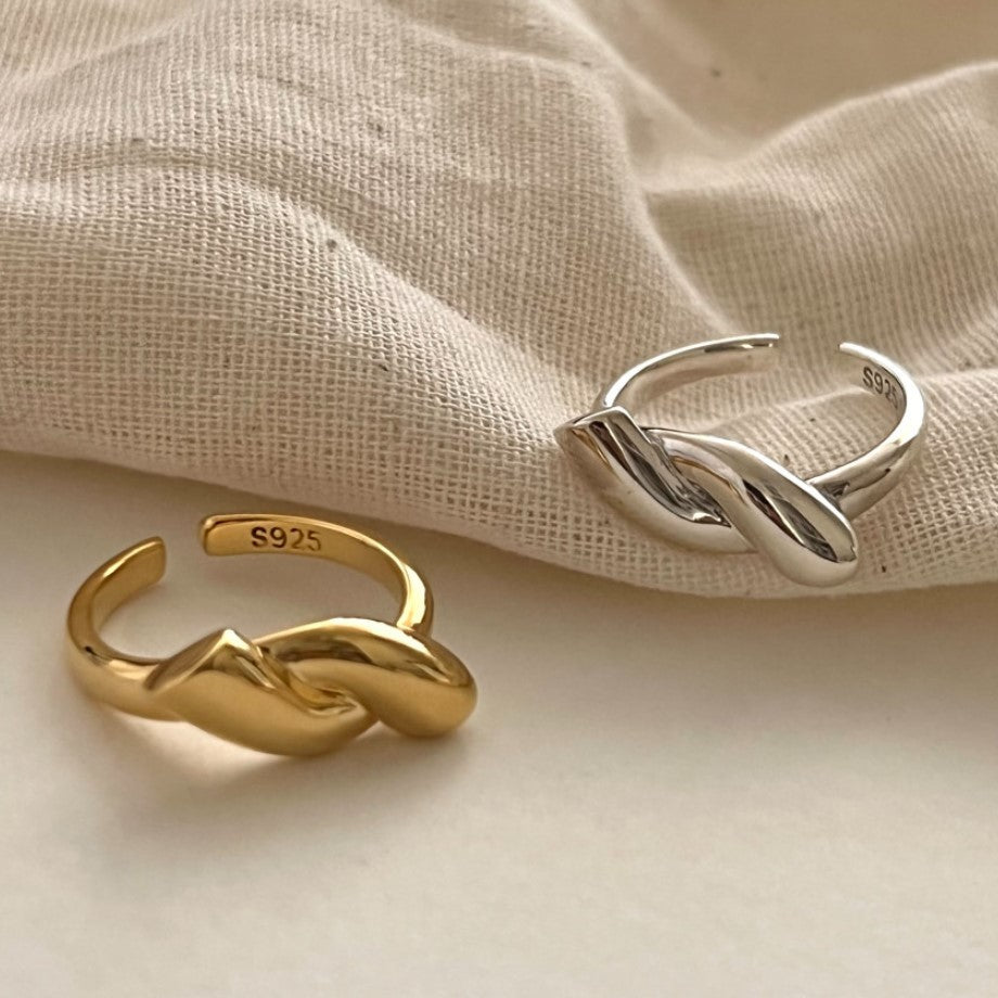 Anillo Minimalista Nudo Ondulado de Plata de Ley 925 para Mujer