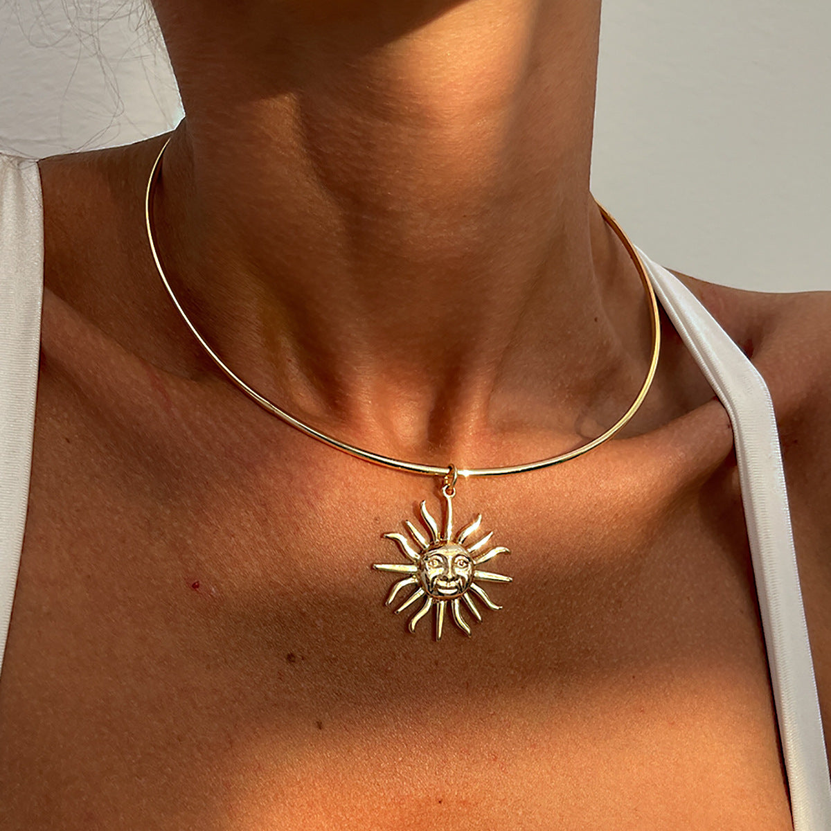 Collar Gargantilla Minimalista de Aleación de Zinc con Colgante de Sol Geométrico y Borla para Mujer