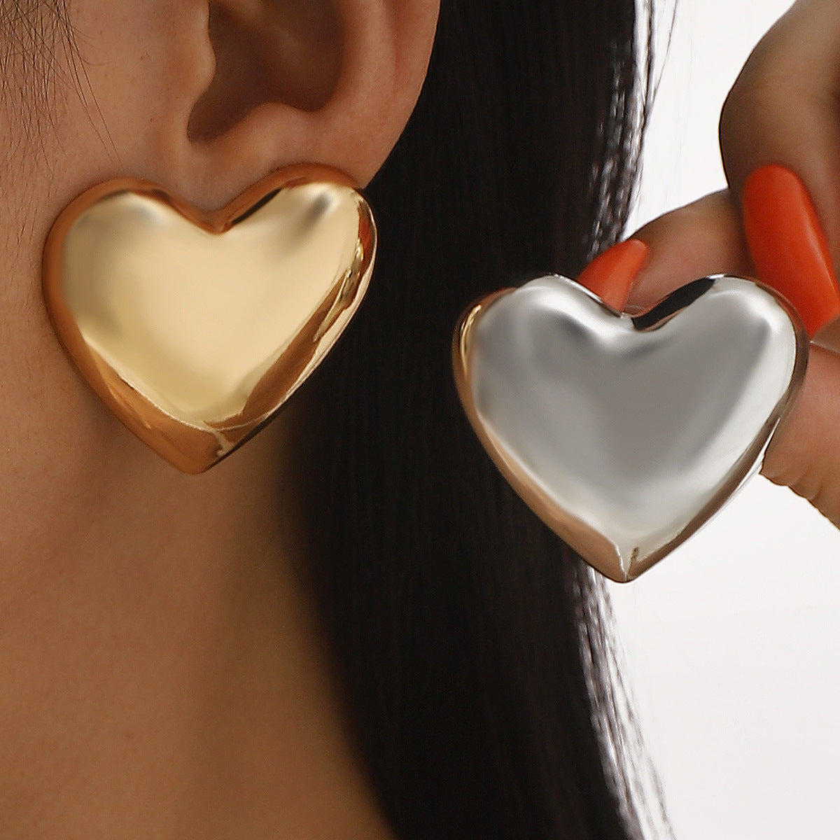 Orecchini a perno da donna a forma di cuore minimalisti in lega con finitura galvanizzata
