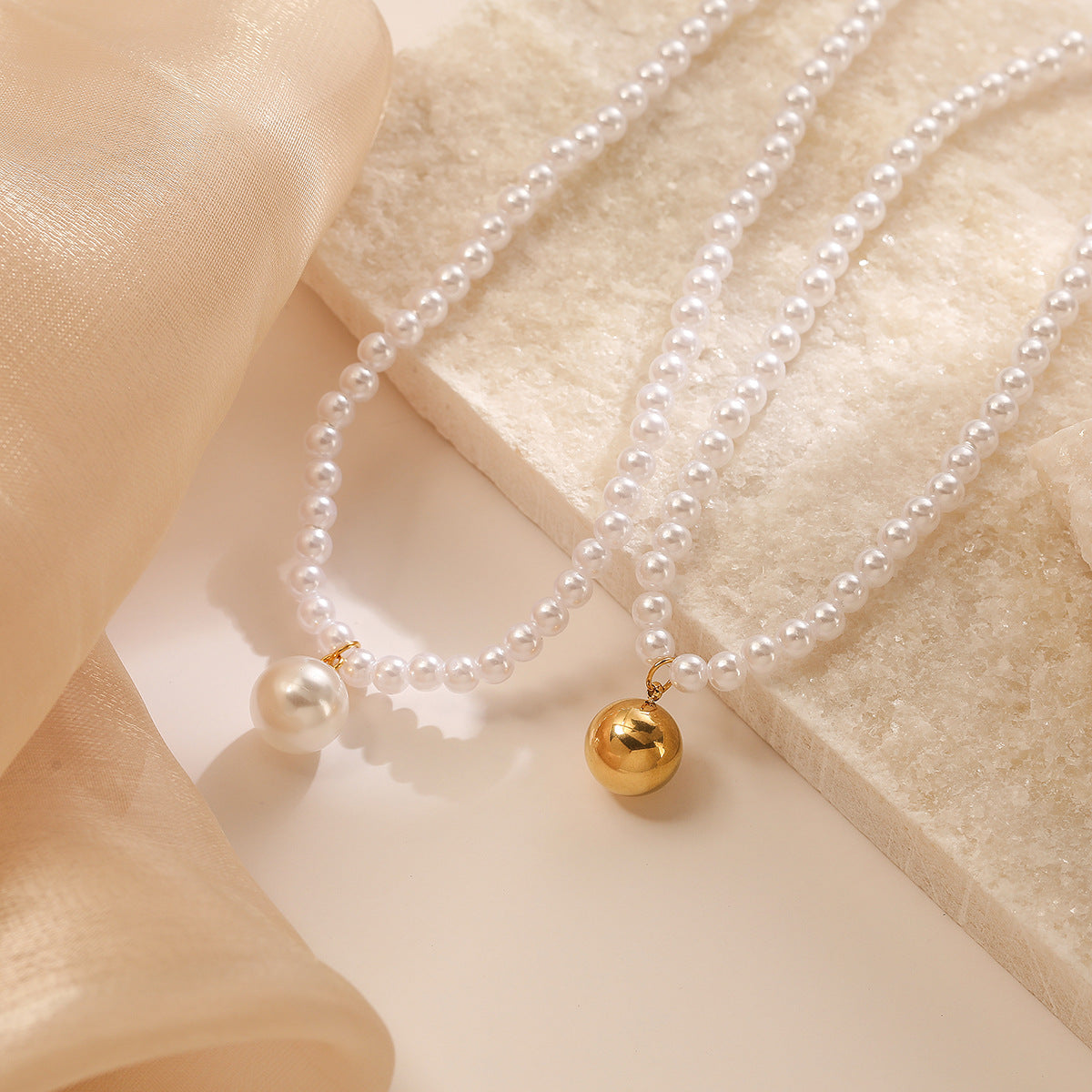 Collana a Sfera Rotonda Geometrica Minimalista da Donna in Acciaio al Titanio Placcato Oro 18K con Accento di Perle