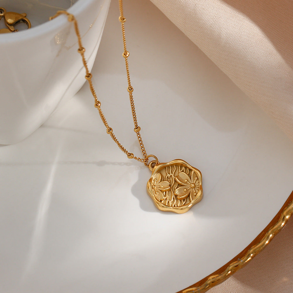 Collana da donna alla moda, vintage, minimalista, con ciondolo a sakura in acciaio inossidabile, finitura lucida e catena di perline