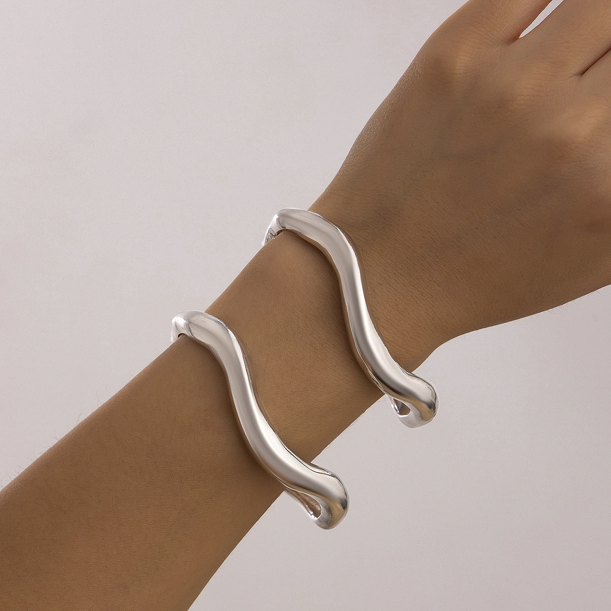 Collana Girocollo Minimalista in Lega Geometrica da Donna con Superficie Liscia Lucida e Design Asimmetrico a Filo