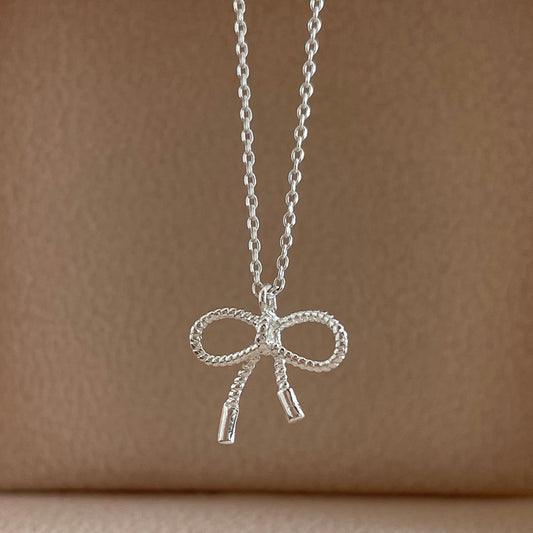Collar minimalista con nudo de lazo en plata de ley 925 con contorno geométrico y estética fresca y dulce