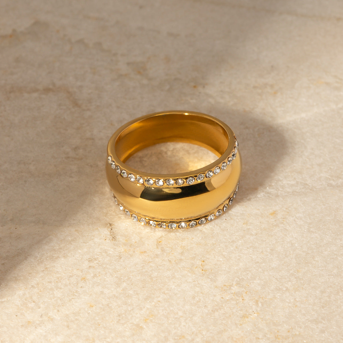 Anello Minimalista in Acciaio Inossidabile Placcato Oro 18K con Strass, Gioiello Unisex alla Moda