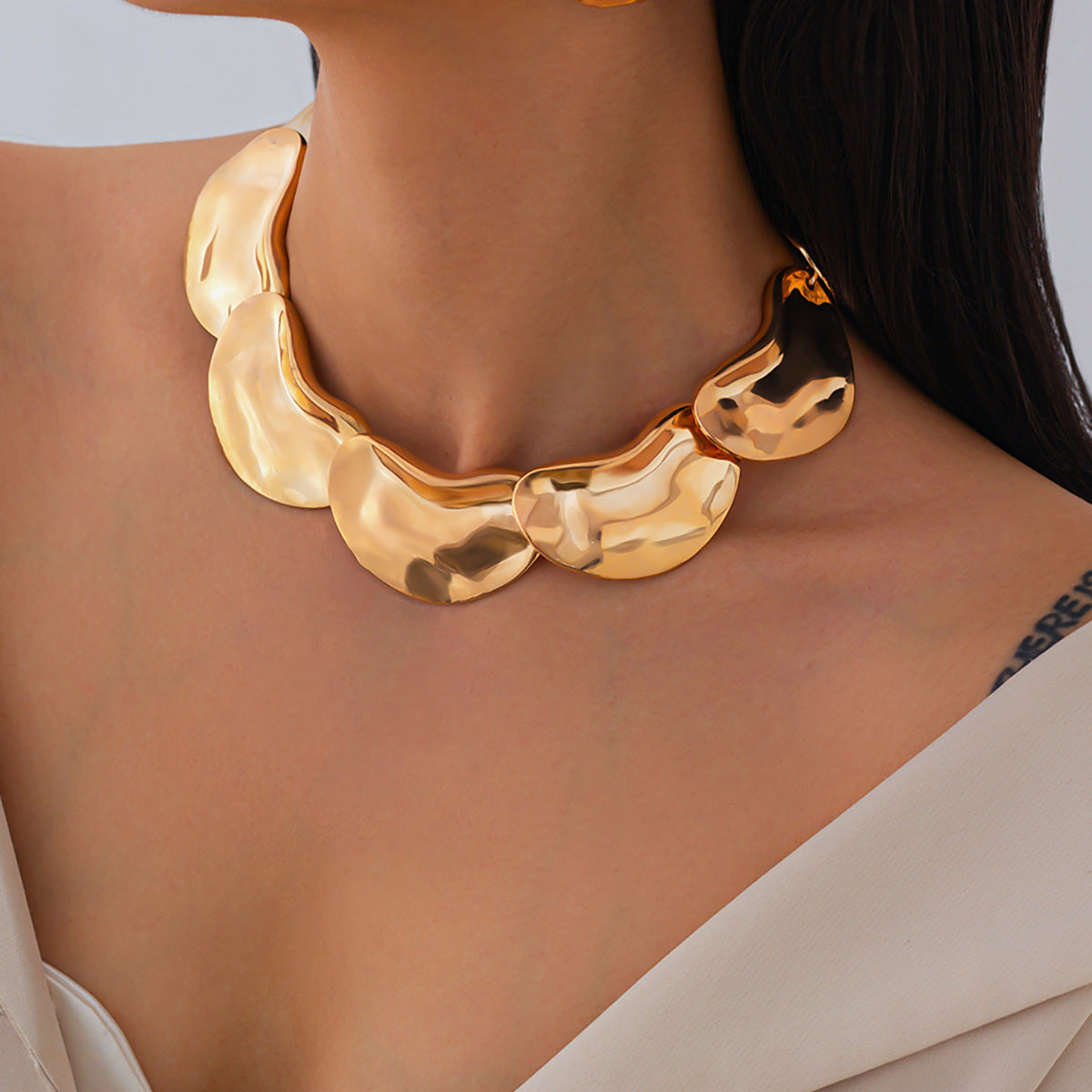 Collar con colgante geométrico de aleación chapada con forma de guisante irregular exagerada para mujer
