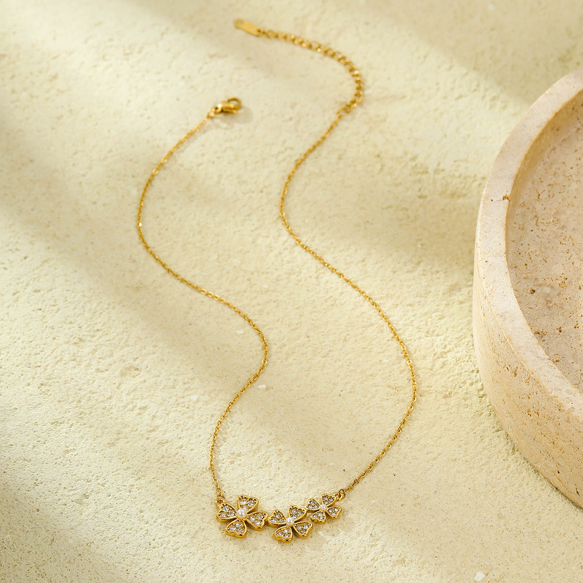 Elegante Collar con Colgante de Trébol de Cuatro Hojas en Acero de Titanio con Detalles de Zirconia y Perlas, Acabado Chapado, Delicada Cadena de Clavícula para Mujer