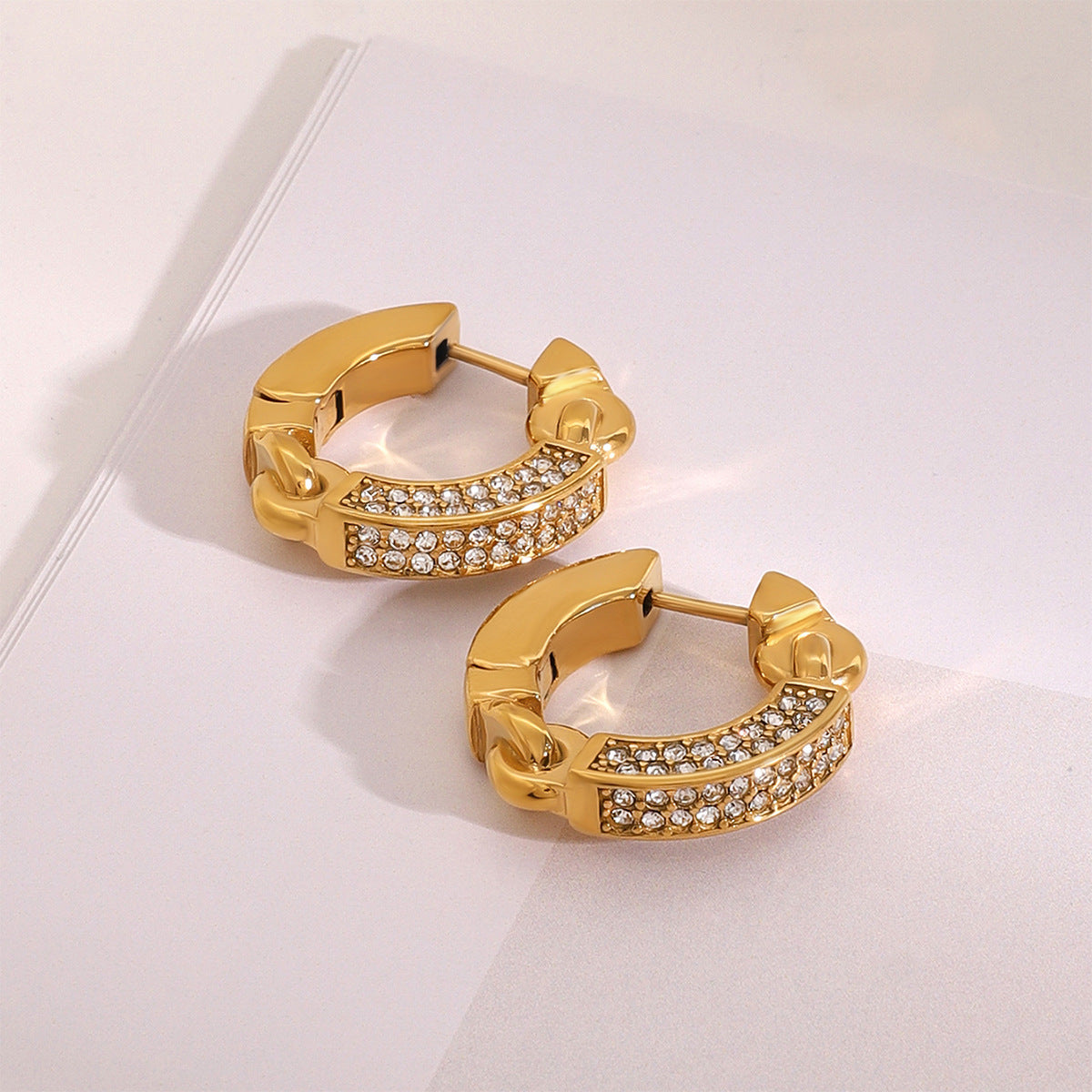 Orecchini a perno geometrici placcati in acciaio inossidabile con strass, da donna, con estetica minimalista di lusso