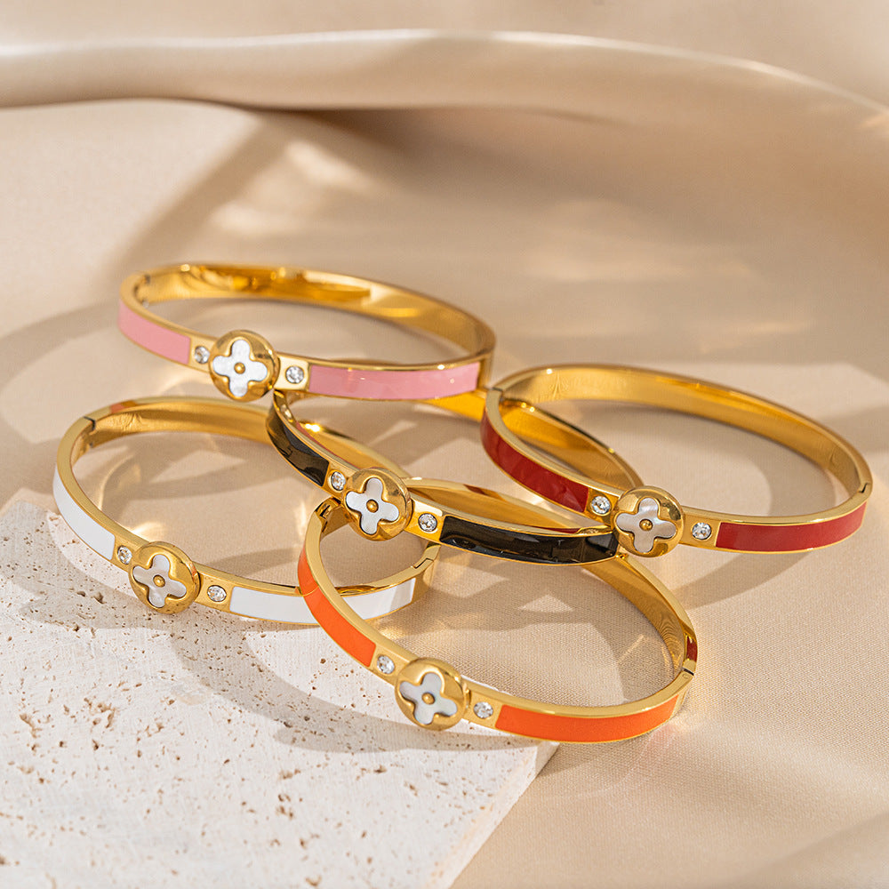 Bracciale Minimalista di Lusso in Acciaio al Titanio con Ciondolo a Quadrifoglio in Madreperla e Finitura Elettroplaccata