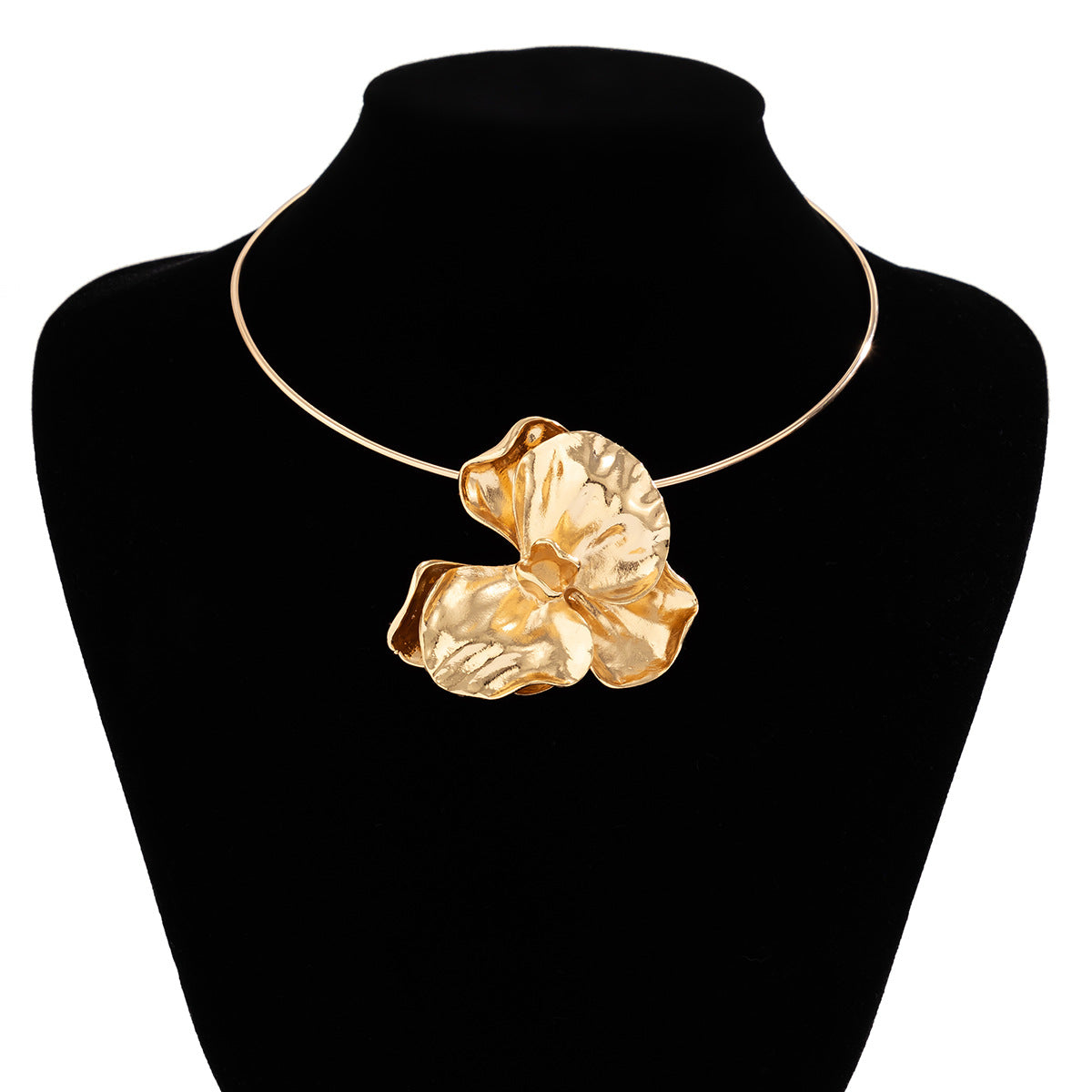 Collana girocollo da donna con fiore plissettato 3D in metallo audace con design floreale geometrico