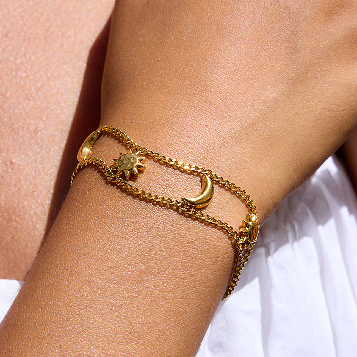 Bracciale minimalista a stella geometrica in acciaio inossidabile da donna con finitura galvanica, gioiello di lusso ipoallergenico e resistente allo sbiadimento