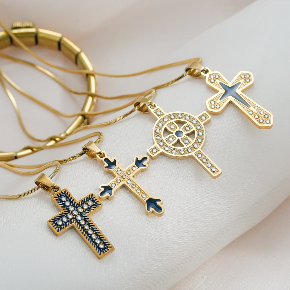 Collana con pendente a croce in stile vintage in acciaio inossidabile con intarsio di strass e placcatura in oro, unisex