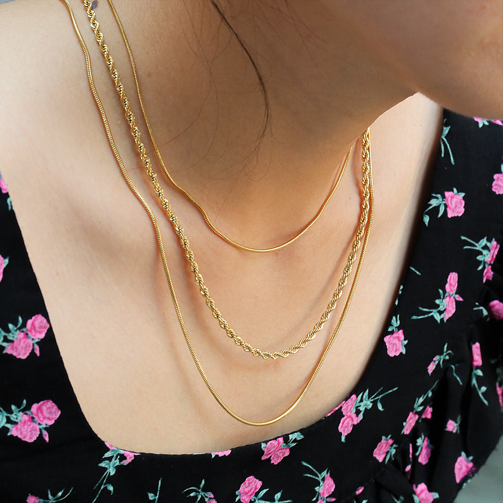 Collana da donna a triplo strato con catena snake in acciaio inossidabile geometrica e minimalista, placcata in acciaio al titanio