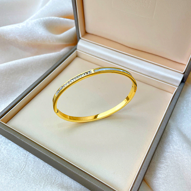 Bracciale minimalista in titanio e acciaio placcato oro rosa con intarsio in strass e design dalla forma irregolare