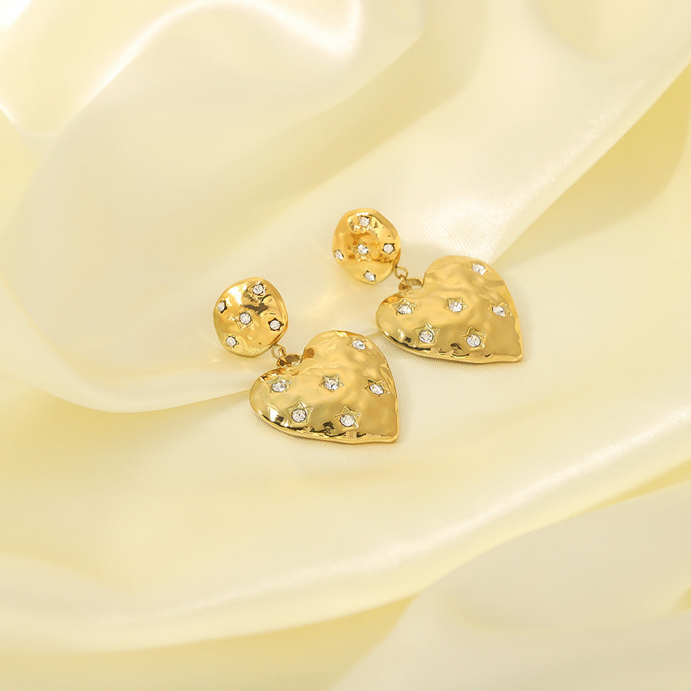 Orecchini vintage a cuore in acciaio al titanio con intarsio di strass e placcatura in oro 18 carati da donna