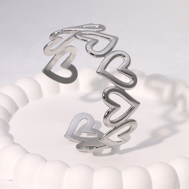 Bracciale rigido in acciaio inossidabile placcato oro a forma di cuore, minimalista e delicato, con finitura liscia e lucida