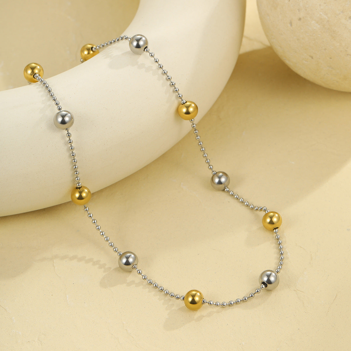 Collana geometrica minimalista in acciaio inossidabile con finitura lucida da donna, Ciondolo con perline rotonde e catena alla clavicola alla moda