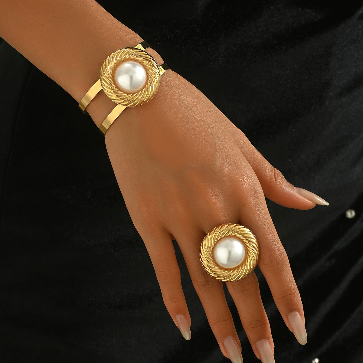 Set di bracciale e anello da donna a cerchio geometrico con intarsio di perle in lega