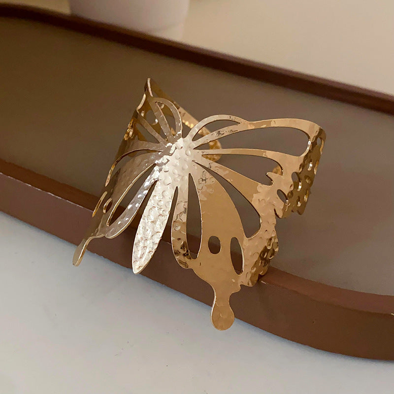 Pulsera Cóncava Irregular Minimalista para Mujer en Aleación de Latón con Acabado Galvánico