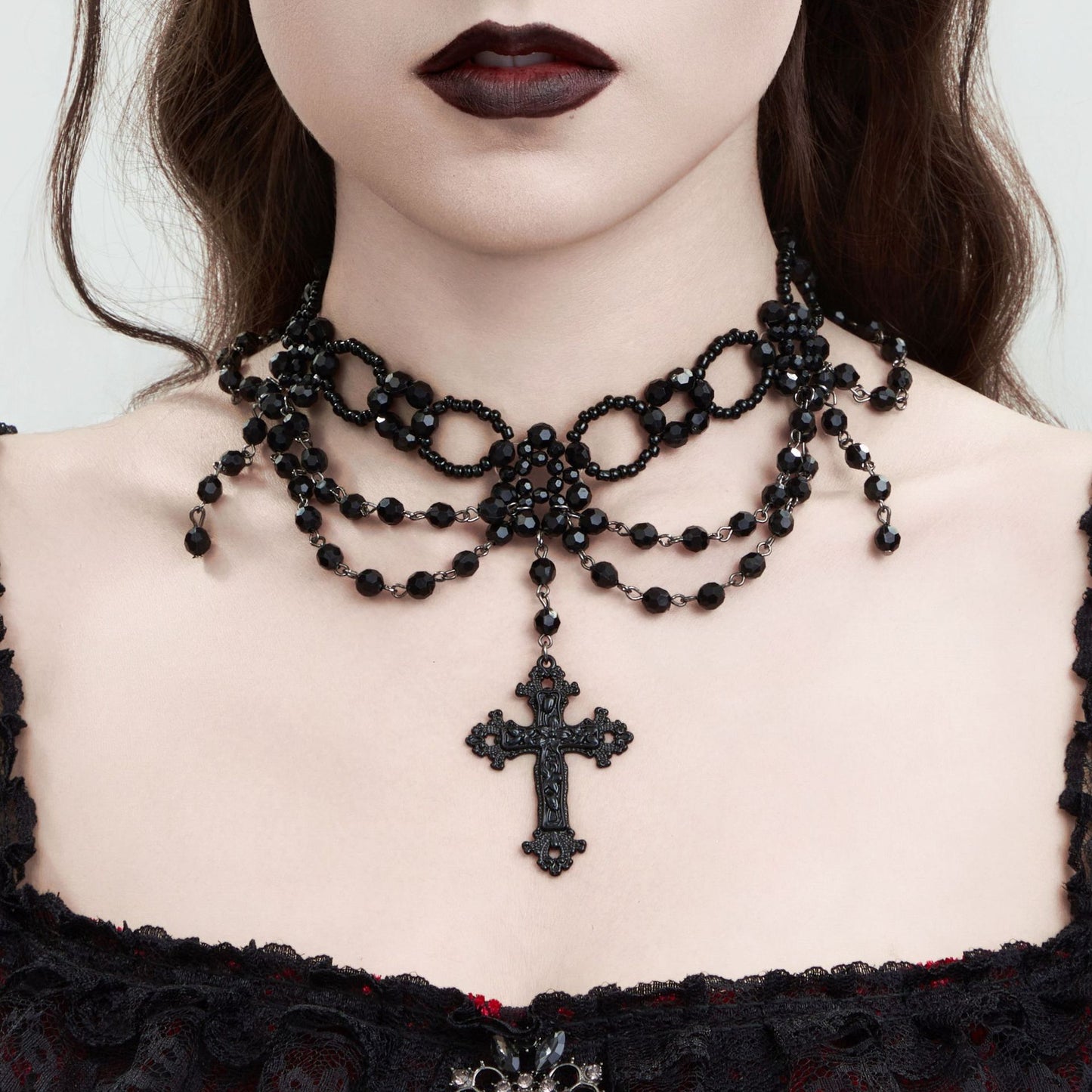 Collana Girocollo Gotica Nera Multistrato con Nappe per Donna, con Ciondolo a Croce e Design Geometrico Perlato in Lega