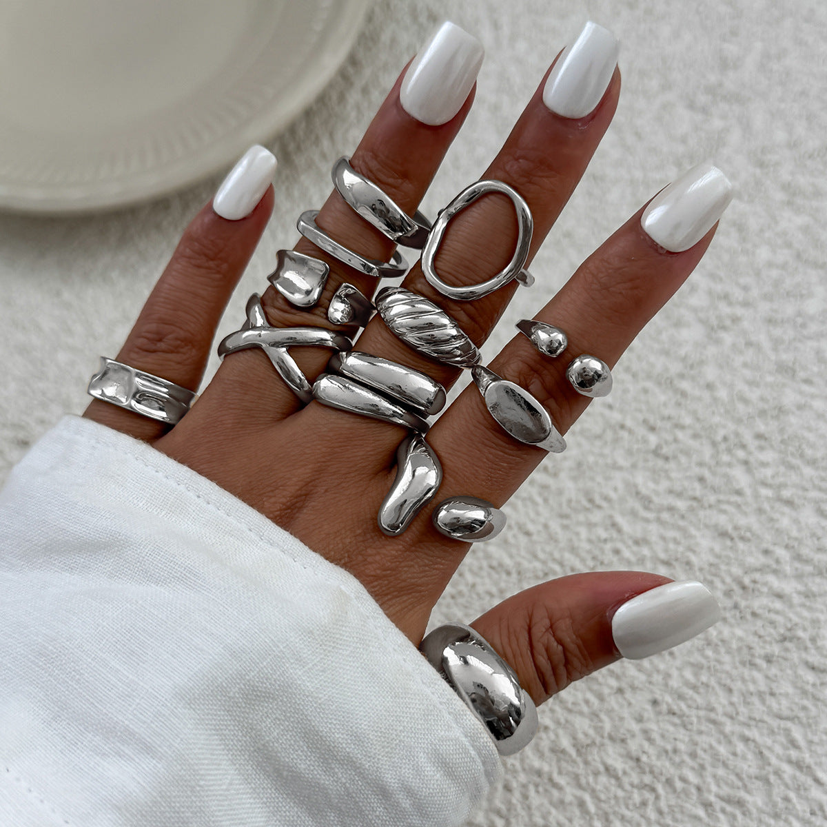Anello minimalistico da donna in lega di zinco dalla forma geometrica irregolare, con finitura placcata e fascia aperta regolabile