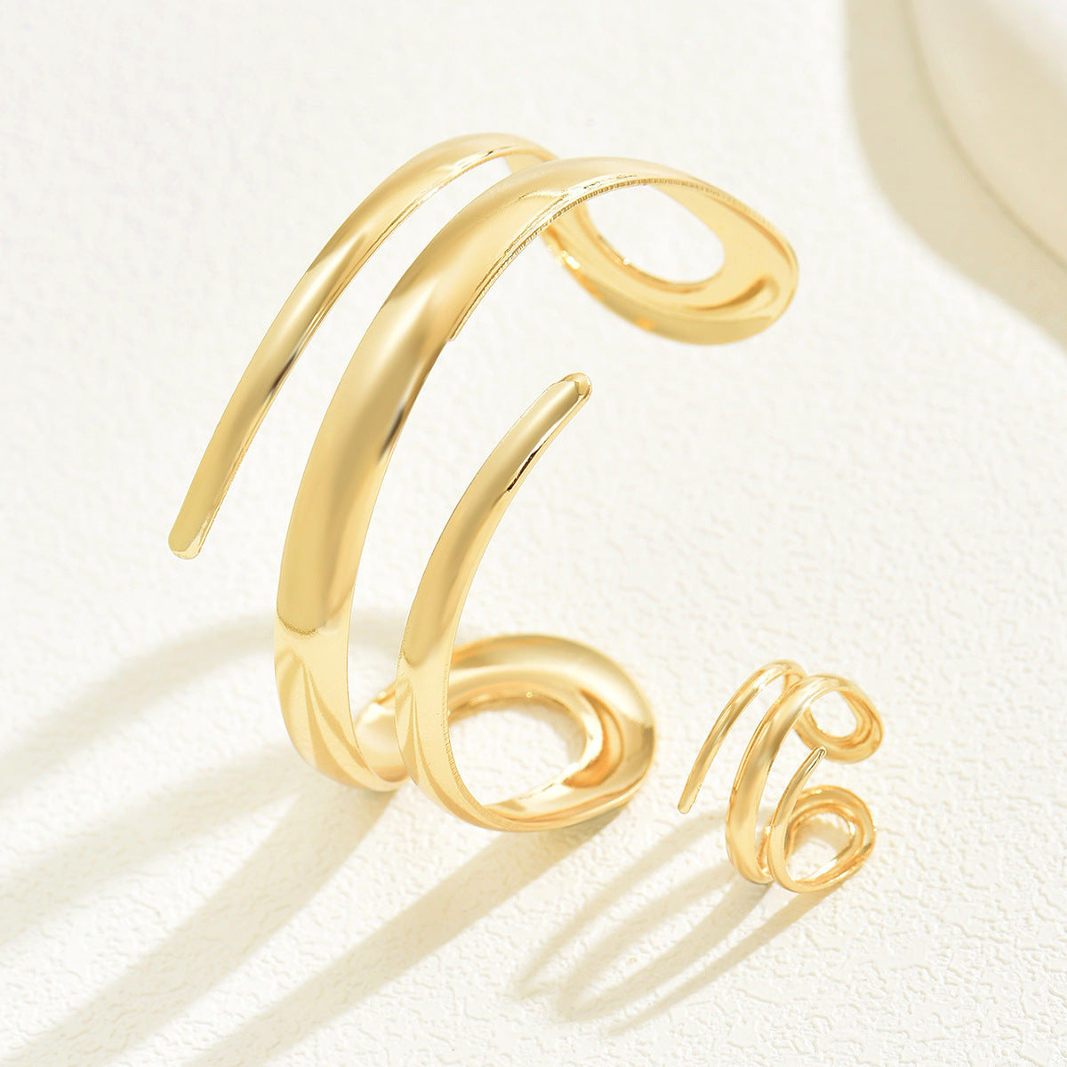 Set di Bracciale e Anello Geometrico Minimalista da Donna in Lega con Finitura Placcata, Design Curvo, Accessorio di Moda