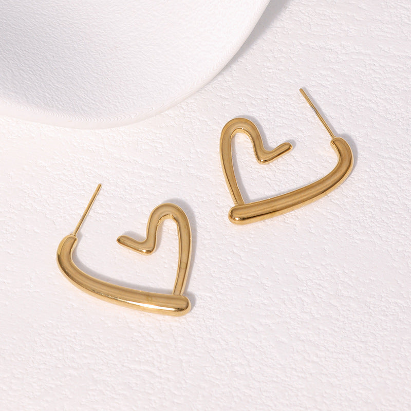 Orecchini a perno da donna minimalisti in acciaio inossidabile a forma di cuore cavo con finitura placcata