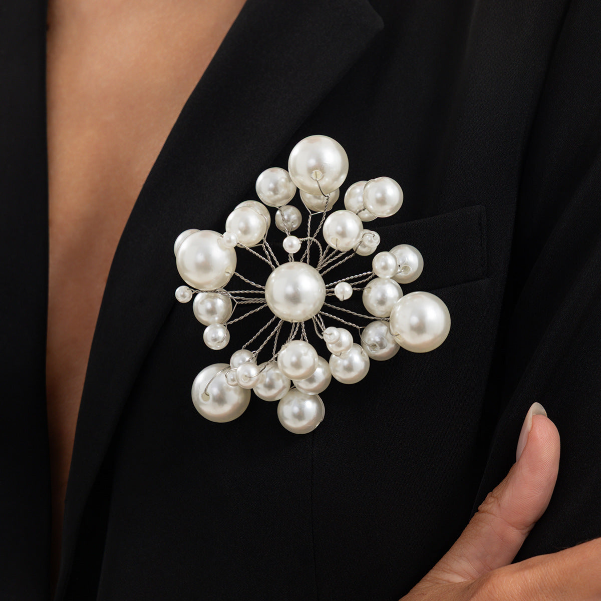 Sweet Elegant Gold Plated Brass Floral Pearl Brooch for Women
