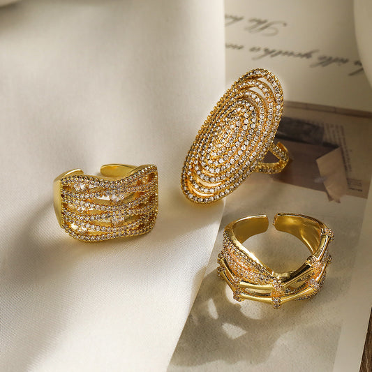 Anillo Abierto Geométrico Minimalista para Mujer Hecho de Latón con Baño de Oro de 18K y Circonitas Microengastadas