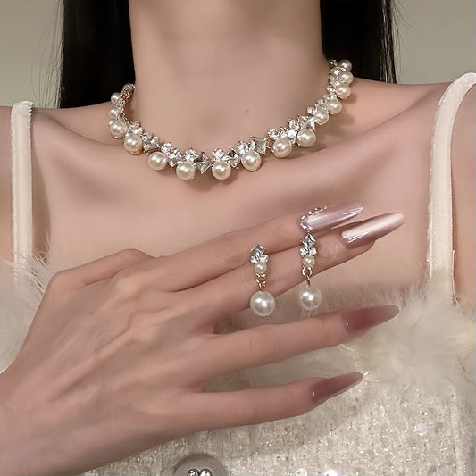 Elegante juego de collar y pendientes con perlas en forma de diamante, incrustaciones de pedrería estilo francés y acabado chapado para mujer