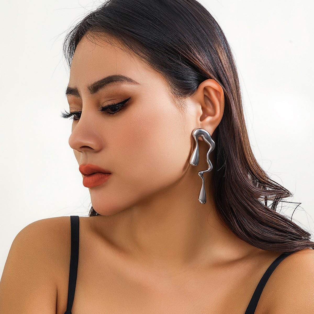 Edgy Liquid Metal Style Geometric Necklace for Women with Electroplated Alloy Pendant and Irregular Lava Design