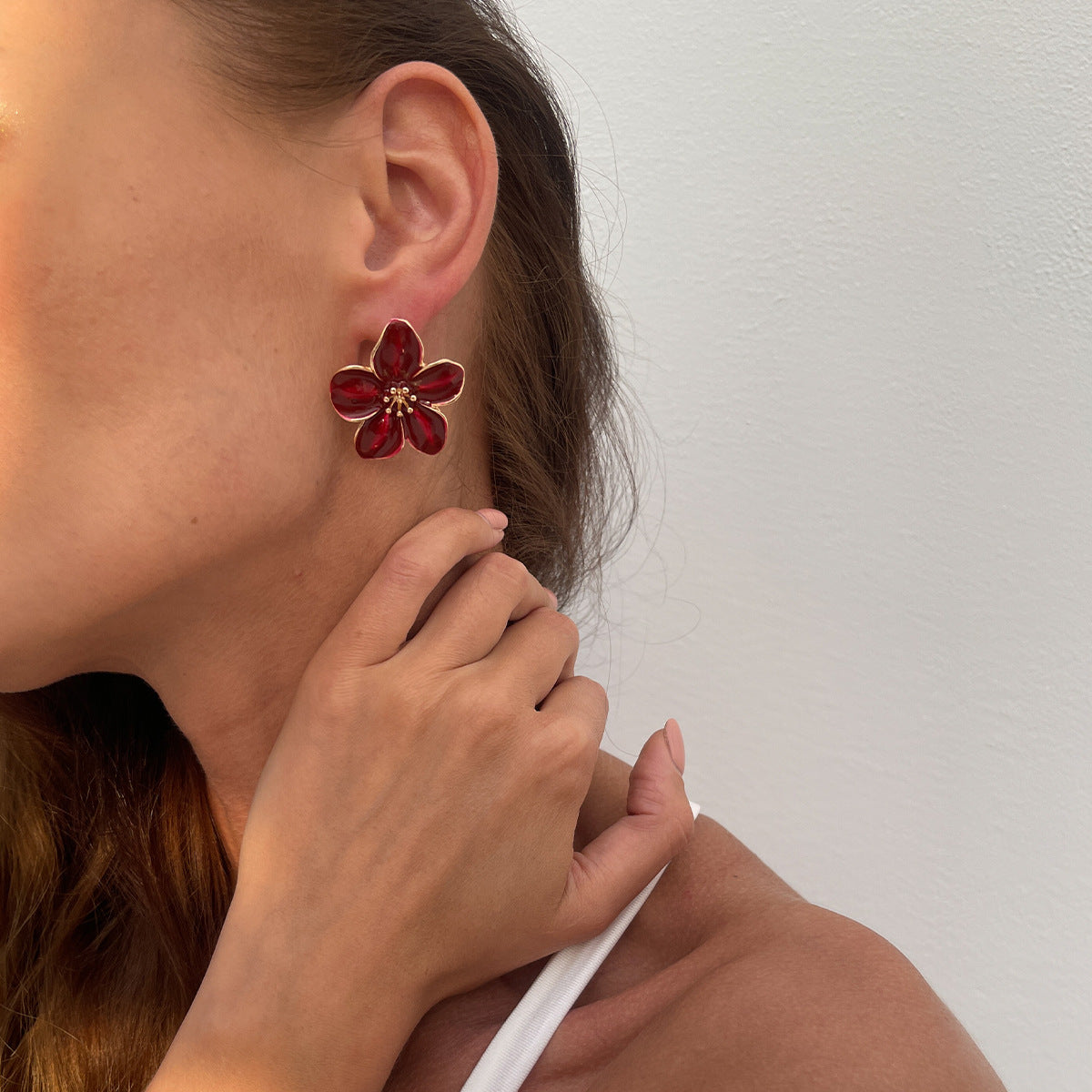 Orecchini a perno minimalisti floreali smaltati da donna con perni in acciaio inossidabile e design a petalo 3D