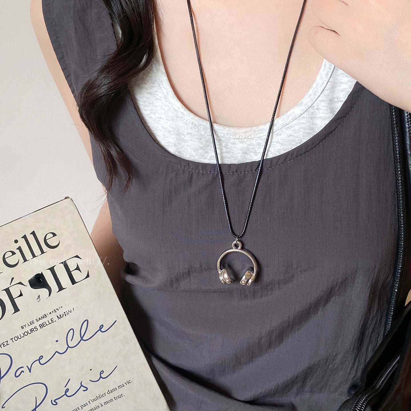 Collana con ciondolo a goccia minimalista dai toni freddi in lega placcata per donna, catena per maglione casual