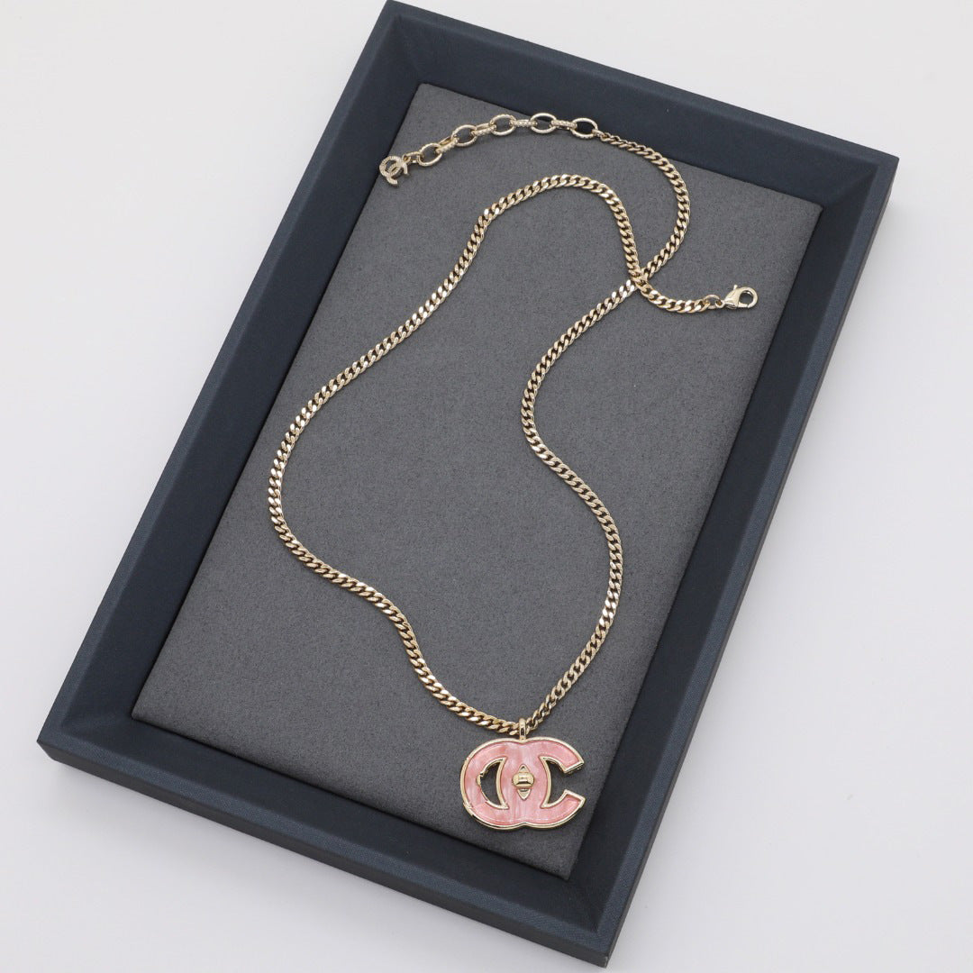 Elegantes pendientes de latón chapado en oro de lujo con incrustaciones de resina y postes de plata de ley 925 para mujer