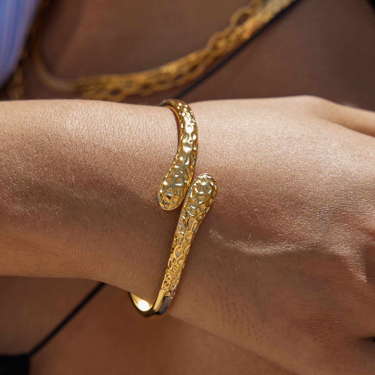 Bracciale rigido da donna in acciaio inossidabile placcato oro 18 carati, modello Fashion geometrico martellato