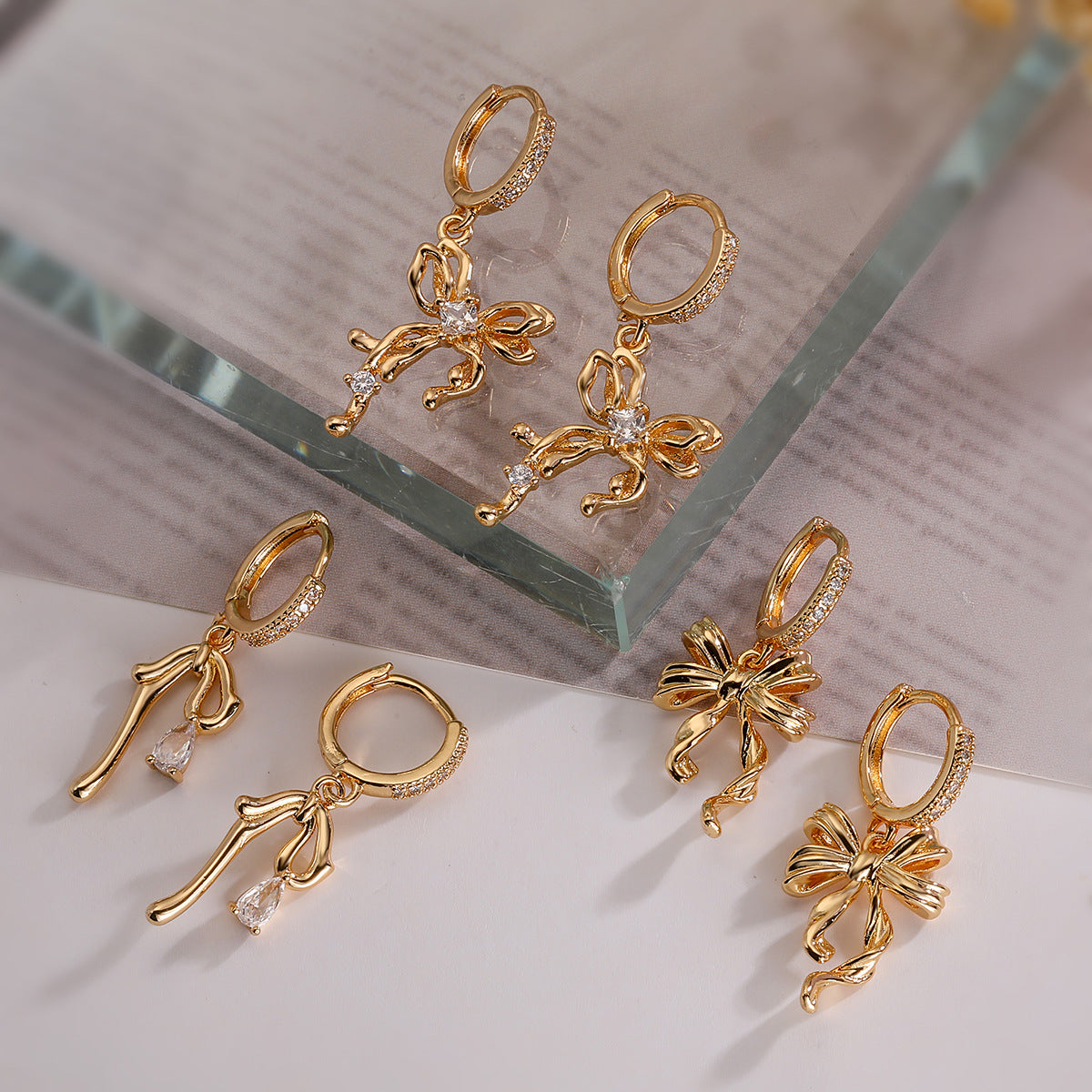 Orecchini da donna minimalisti in rame a forma di fiocco con placcatura in oro vero e intarsio di zirconi