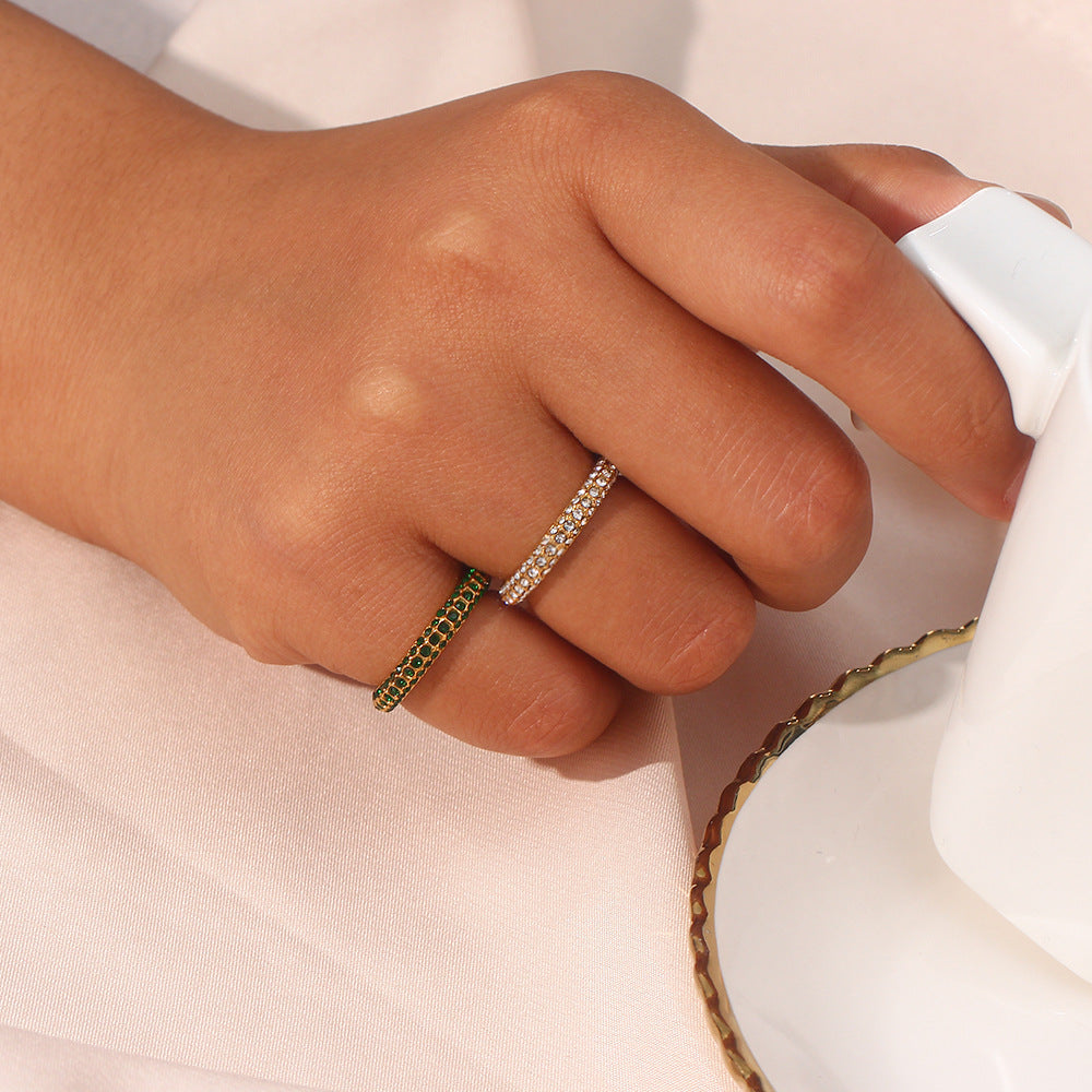 Anillo minimalista geométrico de acero inoxidable para mujer con acabado chapado e incrustaciones de circonitas completas