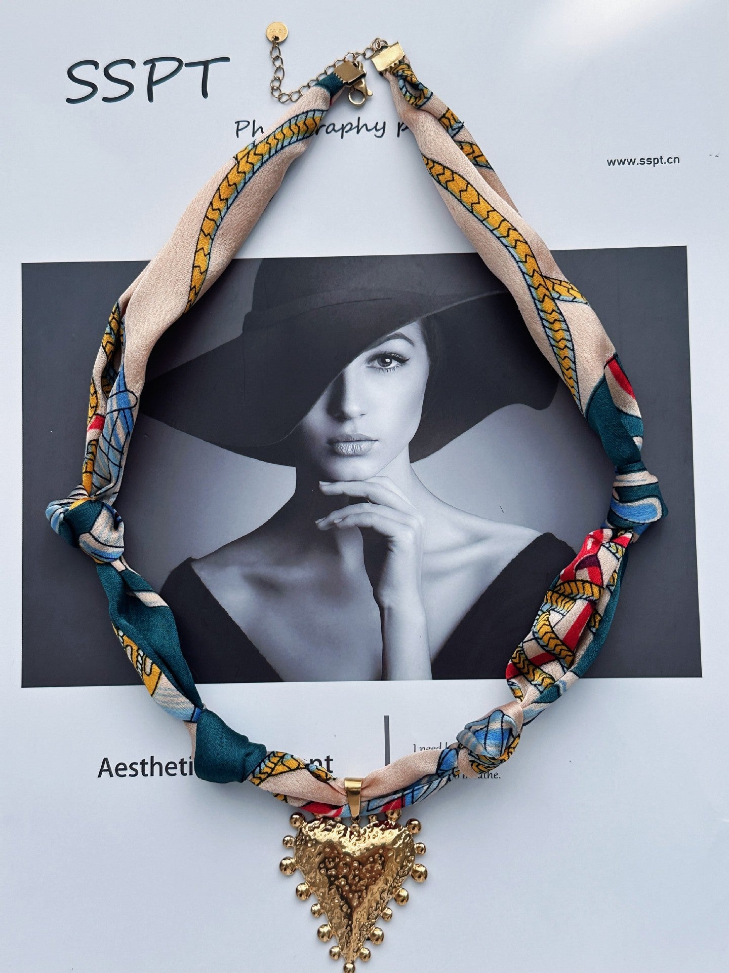 Collar con colgante informal de cruz y corazón de acero inoxidable para mujer