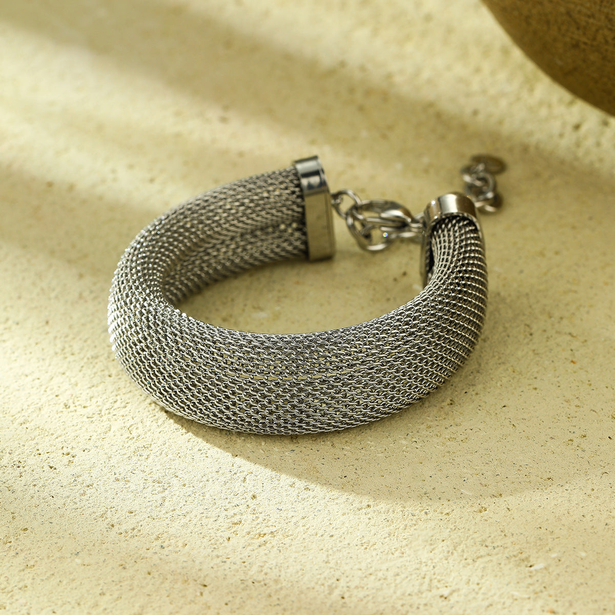 Pulsera de Acero Inoxidable con Malla Geométrica para Mujer con Acabado Chapado, Diseño Hueco, Accesorio de Moda Resistente a la Decoloración