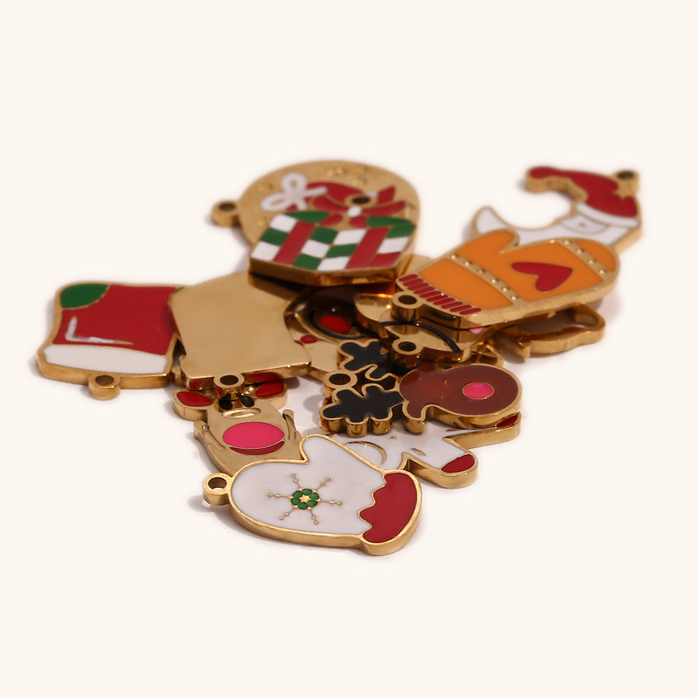 Colgante de acero inoxidable con forma de corazón y temática navideña, chapado en oro de 14 quilates, con diseño de reno, muñeco de nieve y calcetín para mujer