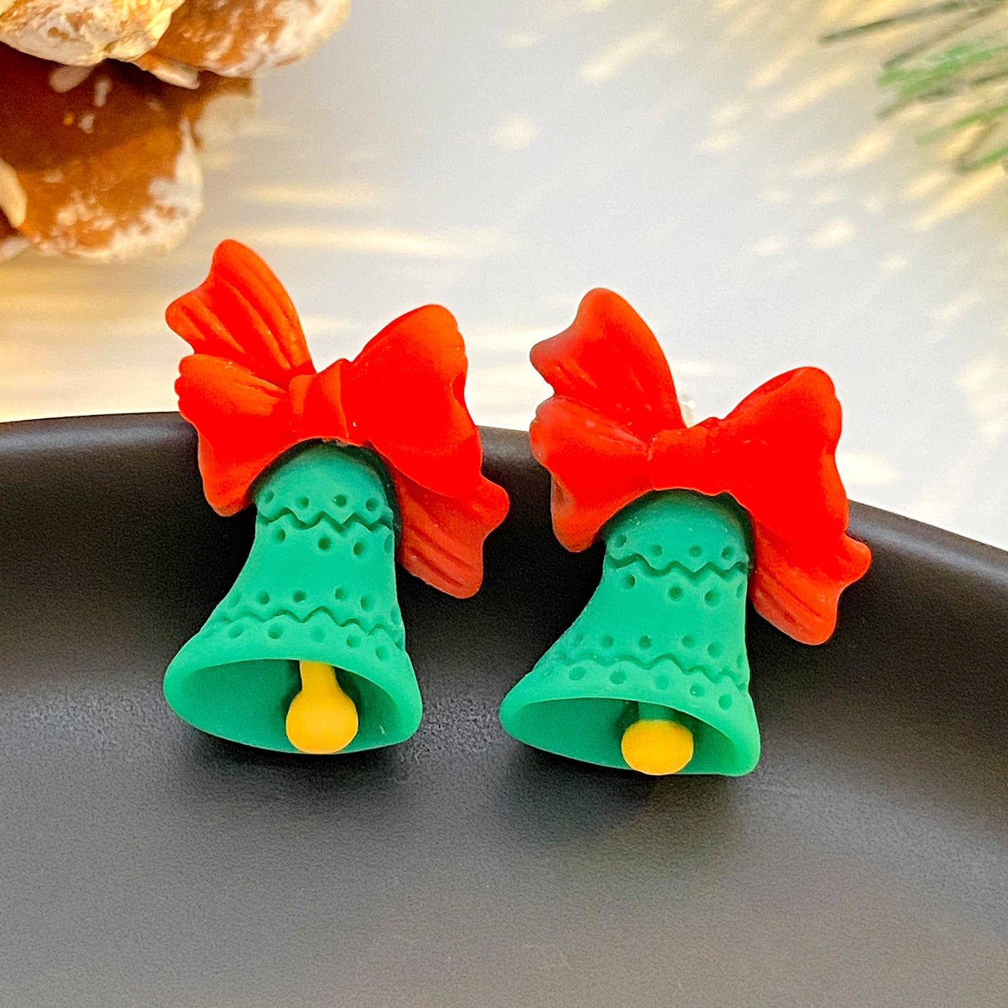 Aretes de resina con diseño de Árbol de Navidad, Papá Noel, Campana, Guantes, Botas y Reno con acabado chapado, para mujer