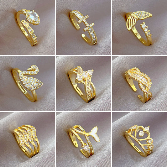 Anillo abierto minimalista de latón chapado en oro para mujer con forma de corona e incrustaciones de pedrería
