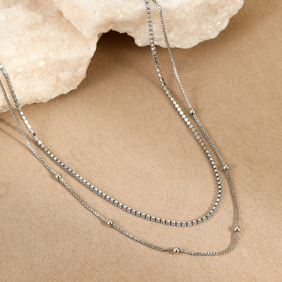 Collana Minimalista a Strati in Acciaio Inossidabile con Motivo Geometrico, Tonalità Fredde e Finitura Placcata
