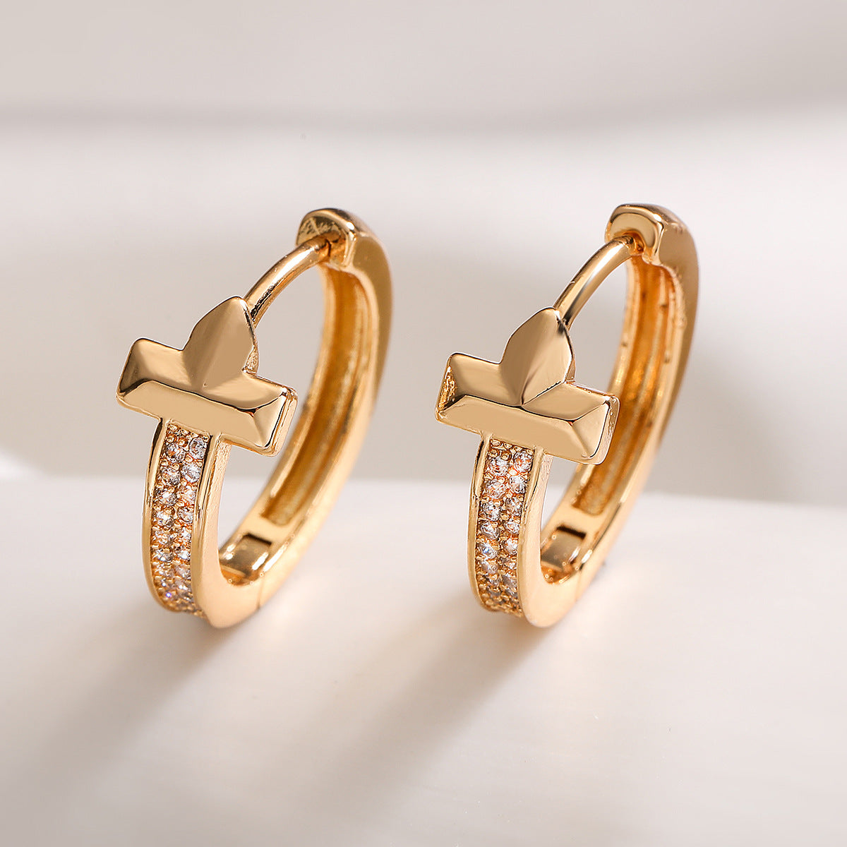Orecchini a Cerchio Geometrici Minimalisti da Donna, Base in Rame con Placcatura in Oro 18K e Zirconi Micro-Incastonati